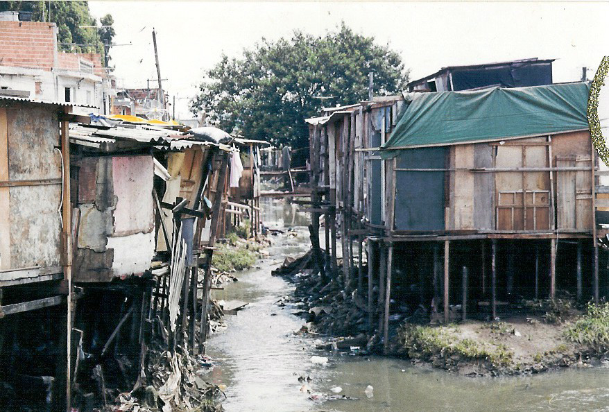 Barracos construidos em cima do rio em 1999